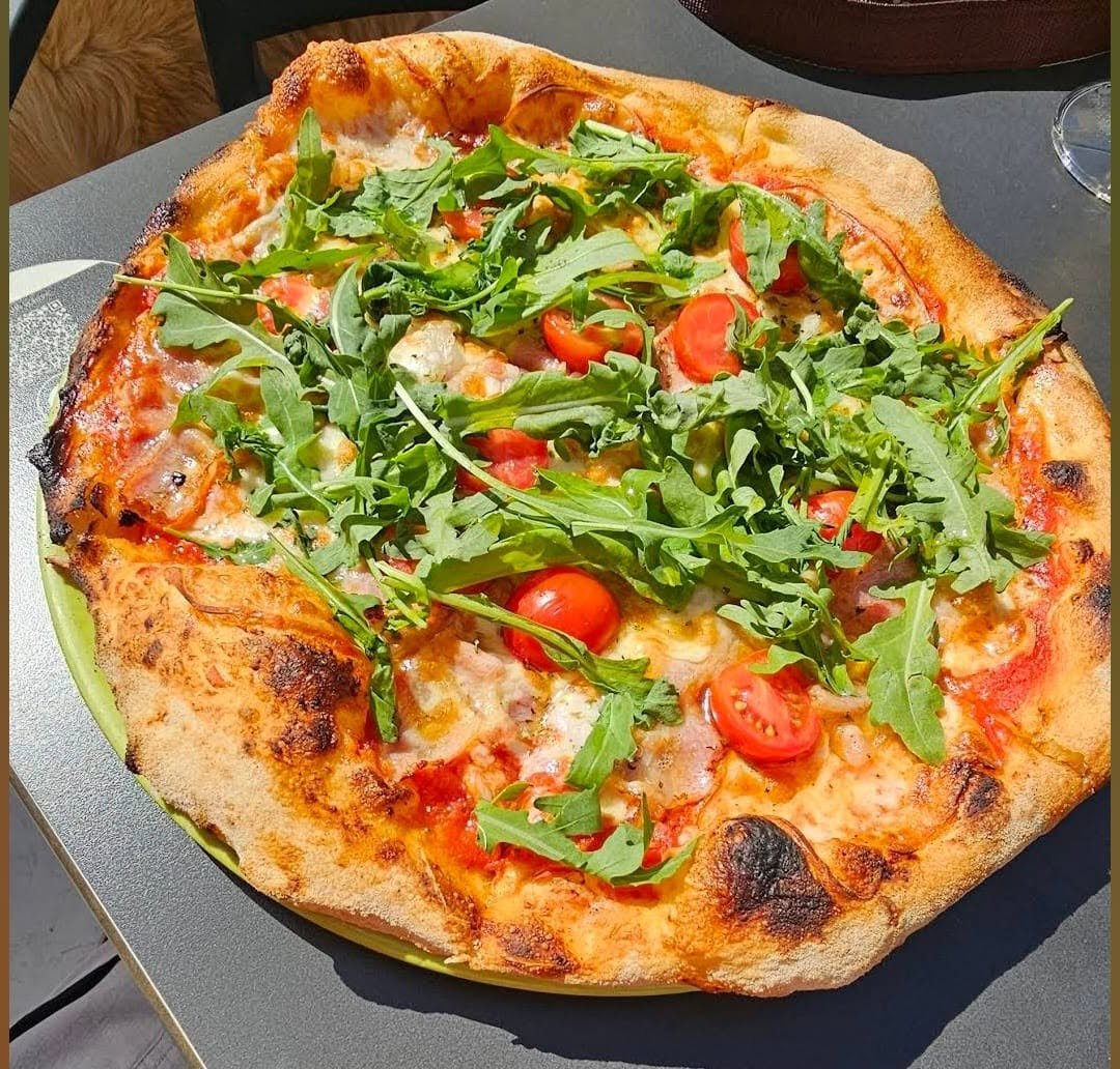 Pizza Bufalona con búfala y albahaca